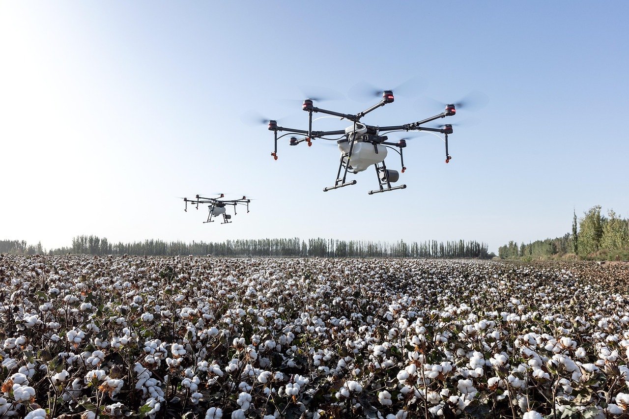 Drone agrícola sobrevoando lavoura